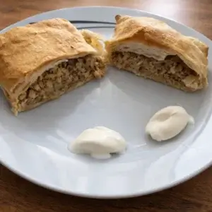blaetterteigstrudel-gefuellt-mit-sauerkraut-und-faschiertem